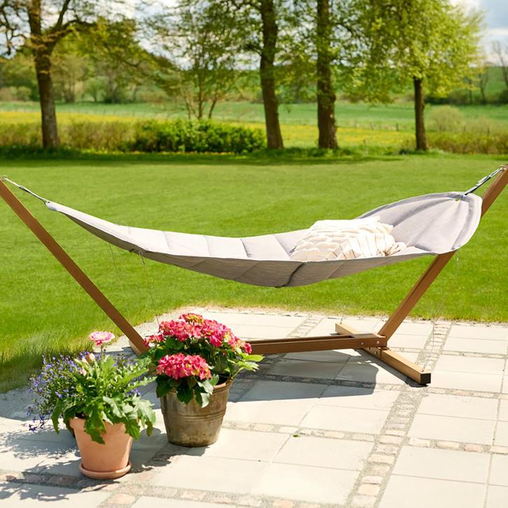 Hangmat grijs | met houten standaard, Tuin en Terras, Overige Tuin en Terras, Nieuw, Verzenden
