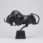 sculptuur, Bronze Sculpture of a Striking Bull - with base -