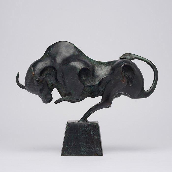 sculptuur, Bronze Sculpture of a Striking Bull - with base -, Antiek en Kunst, Kunst | Designobjecten