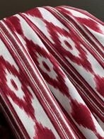 Dubbel breed, geweven stof met etnisch ikat-patroon in het