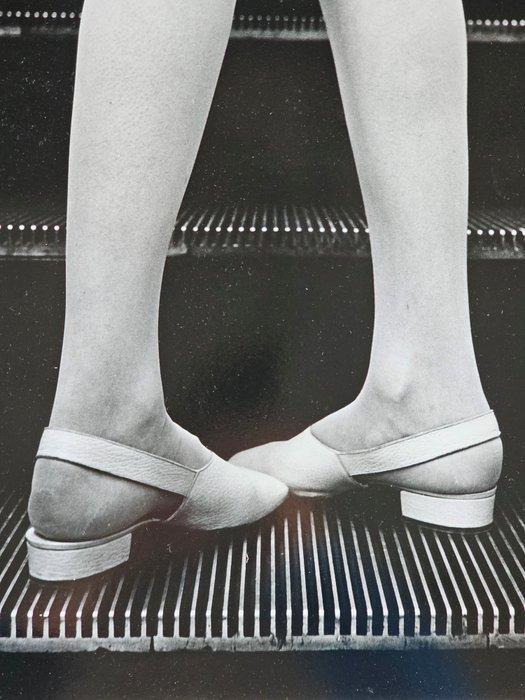 Michael Joseph (1941-) - Legs in tights on London, Antiquités & Art, Art | Objets design
