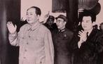 Mao’s China – Iconische propagandaportretten in zwart-wi, Verzamelen, Verzenden, Foto of Poster