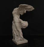sculptuur, scultura della dea nike in marmo bianco - 81 cm -