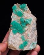 fluorite de couleur émeraude Sur granite - Hauteur : 8.8 cm