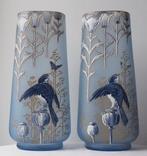 Enamelled glass vases with bird & butterfly decoration -, Antiquités & Art