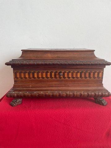Boîte à bijoux - Coffre gothique en noyer