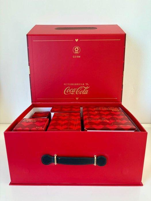 Coca-Cola x GERM-Limited Edition Gift Set - Doos - Keramiek,, Antiek en Kunst, Antiek | Speelgoed