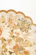 Plat - A fine Satsuma plate featuring a variety of, Antiek en Kunst