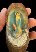 Vreemdste gotische vintage reliekkist uit Lourdes in de vorm