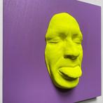 gregos - Fluo yellow mockery on violet background