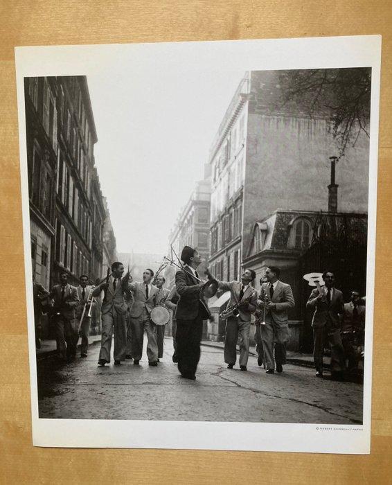 Robert Doisneau (1912–1994) - Parade de Jazzmen, Paris, Antiek en Kunst, Kunst | Designobjecten