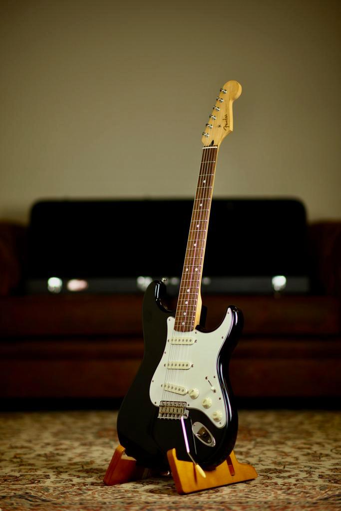 Fender Stratocaster MIJ 1985 | Black, Muziek en Instrumenten, Snaarinstrumenten | Gitaren | Elektrisch, Verzenden