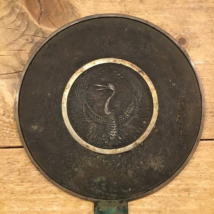 Messing dames handspiegel met afbeelding van een kraanvogel, Antiek en Kunst, Antiek | Overige Antiek