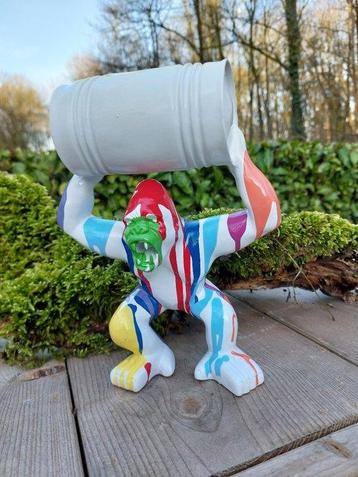 Statue, strong gorilla with oil barrel - 22 cm - polyresine