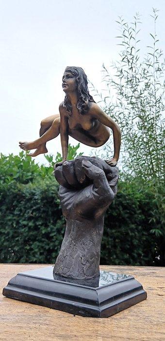 sculptuur, turning lady on hand - 31 cm - brons marmer, Antiek en Kunst, Kunst | Designobjecten