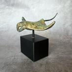 Sculpture, NO RESERVE PRICE - Patinated Bronze Manta Ray