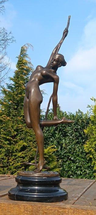 sculptuur, bronzen vrouw dansend aan een koord - 47 cm -, Antiek en Kunst, Kunst | Designobjecten