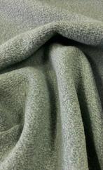 Zachte bouclé-stof met een warme, materiële structuur en een, Antiquités & Art