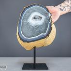 Natuurlijke gesneden geode chalcedoon en agaat Op stand-