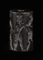 Mesopotamisch Zwarte hardsteen Cilinderzegel met zoömorfe, Antiek en Kunst, Antiek | Overige Antiek