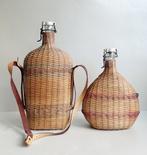 Fles (2) - Glas, Porselein, Riet, Metaal - Set kruiken