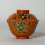 Een Chinese koraalrode geglazuurde gedekte kom, versierd met, Antiek en Kunst