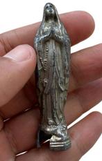 Gotische en mysterieuze beeldje van verzilverd metaal dat de