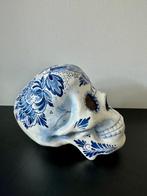 Jan Born - sculptuur, Handgeschilderde Delftsblauwe schedel, Antiek en Kunst