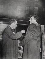 Weegee, Arthur Fellig - Argument Outside Madison Square, Antiek en Kunst, Kunst | Schilderijen | Modern