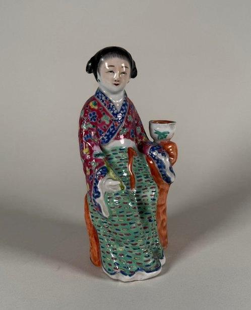 Figuur - Seated Young Girl  on rock - Porselein - China, Antiek en Kunst, Antiek | Overige Antiek