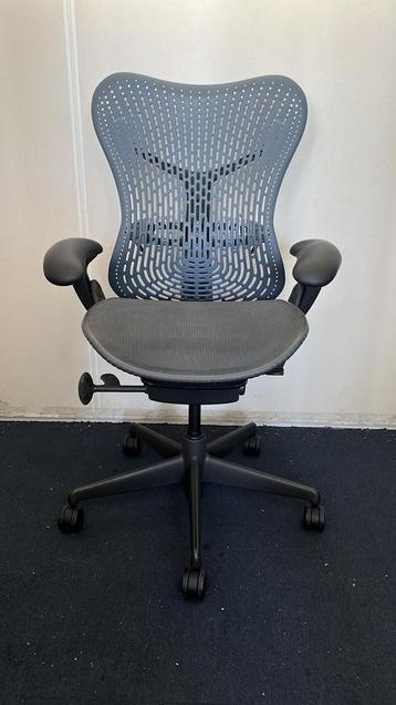 Refurbished Herman Miller Mirra Shadow Blue Fog, Huis en Inrichting, Bureaustoelen, Bureaustoel, Verzenden, Blauw, Ergonomisch