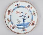 Bord - A FAMILLE-VERTE-IMARI PLATE DECORATED WITH A CRANE -