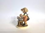 Goebel - Beeldje - M.I. Hummel HUM319 Puppenbad *Doll