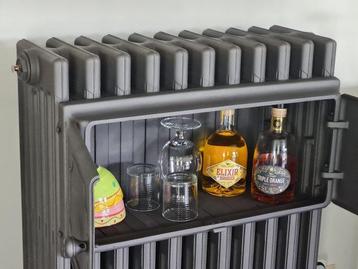 Antieke elektrische gietijzeren radiator met bordenwarmer beschikbaar voor biedingen