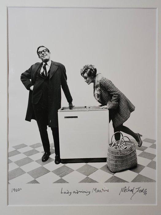 Michael Joseph (1941-) - Lady Admiring Machine - unique, Antiek en Kunst, Kunst | Designobjecten