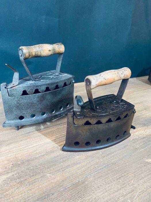 Strijkijzer (2) - IJzer, Koper - Een oude houtskool, Antiek en Kunst, Curiosa en Brocante