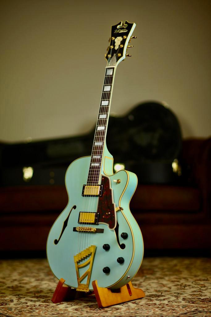 DAngelico Deluxe Discontinued 2017 | Matte Powder Blue, Musique & Instruments, Instruments à corde | Guitares | Électriques, Envoi