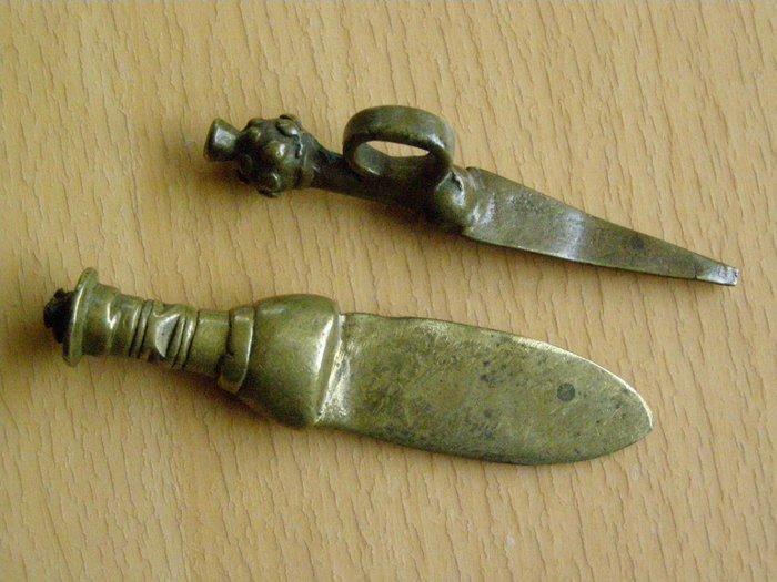 2 GOUDGEWICHTEN - MES en DOLK - Abrammuo - Mrammuo - Akan -, Antiek en Kunst, Kunst | Niet-Westerse kunst