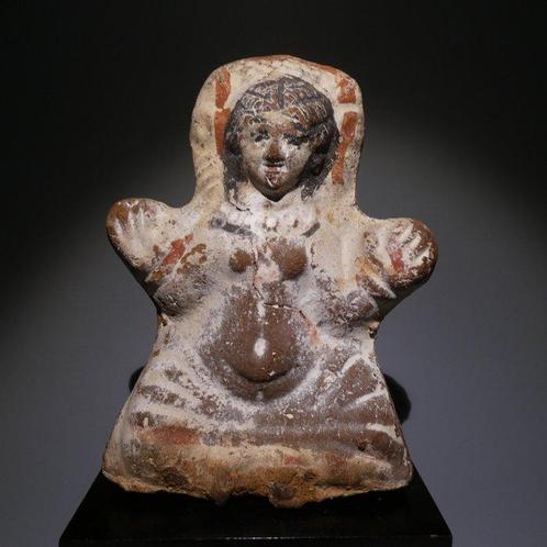 Oud-Egyptisch Terracotta Beeld van een vrouwelijke bijvrouw., Verzamelen, Mineralen en Fossielen