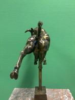 Statue, Bronzen sculptuur van een dansende stier op sokkel –, Antiek en Kunst