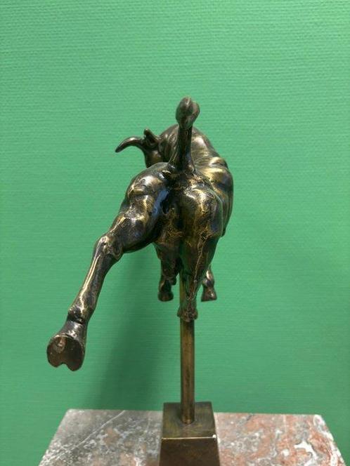 Statue, Bronzen sculptuur van een dansende stier op sokkel –, Antiek en Kunst, Curiosa en Brocante