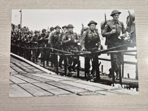 AFP - US troops disembark on the beaches of Normandy during, Antiek en Kunst, Kunst | Schilderijen | Modern
