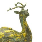 Une statue en bronze doré dun cerf, provenant dune