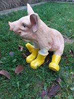 Beeld, young pig with boots  - 29 cm - polyresin, Antiek en Kunst