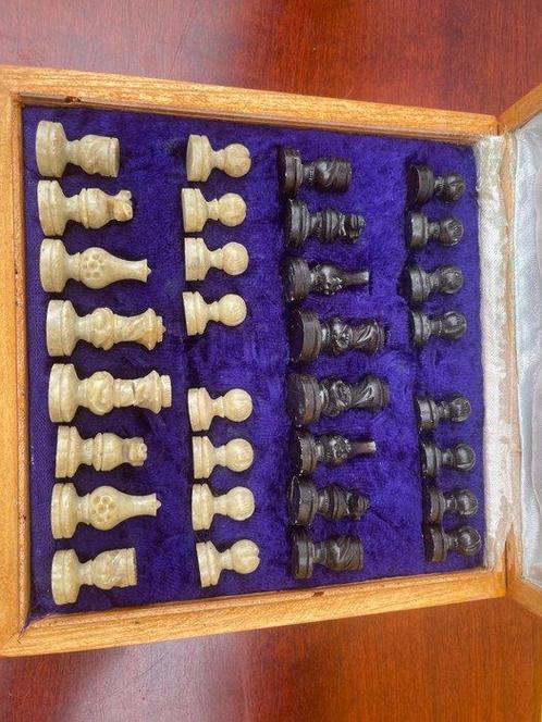 Schaakspel - „Rcznie rzebione szachy kamienne –, Antiek en Kunst, Curiosa en Brocante