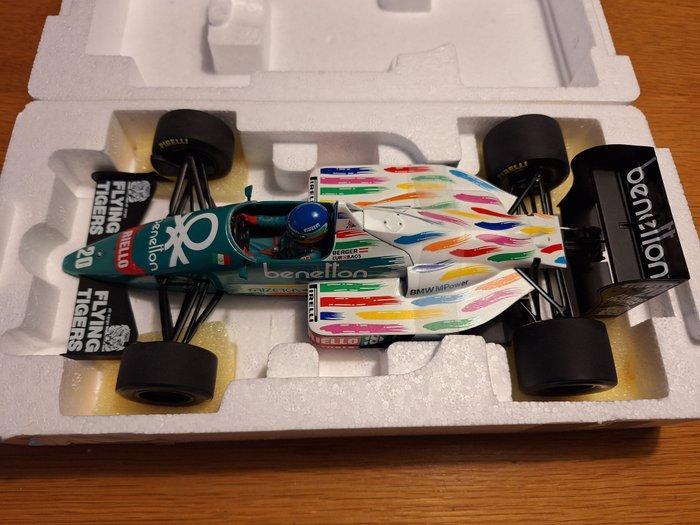 Minichamps 1:18 - Model sportwagen - Benetton B186 - BMW, Hobby en Vrije tijd, Modelauto's | 1:5 tot 1:12