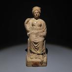 Oud-Grieks Terracotta Tanagra-figuur. 4e eeuw v.Chr. 17,5 cm