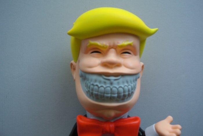 Ron English (1959) - Donald T Rich Grin - Trump SDCC Black, Antiek en Kunst, Kunst | Designobjecten