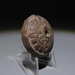 Maya Terracotta Hanger. 300-600 n.Chr. Diameter 3,2 cm., Verzamelen