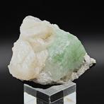 Groene apofylliet met witte stilbietpetalen. Kristallen op, Verzamelen, Mineralen en Fossielen